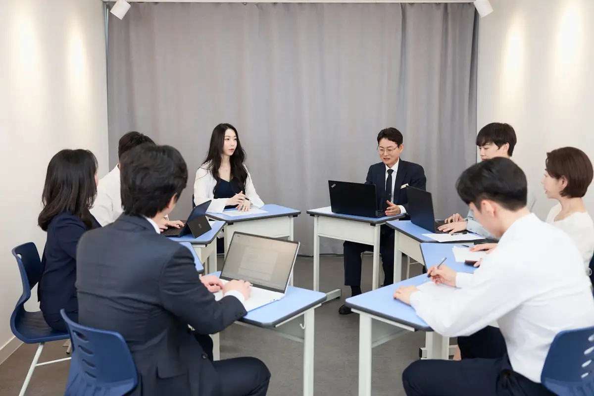 어떤 분들이 가르치나요? — 구성원 회의 모습
